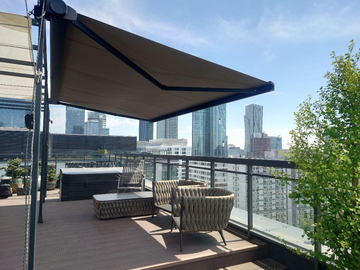Markiza na tarasie w Mennica Residence Warszawa